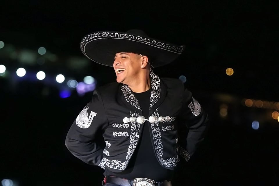 Eduin Caz no se retira, Grupo Firme, Cantante, México, Grupo musical