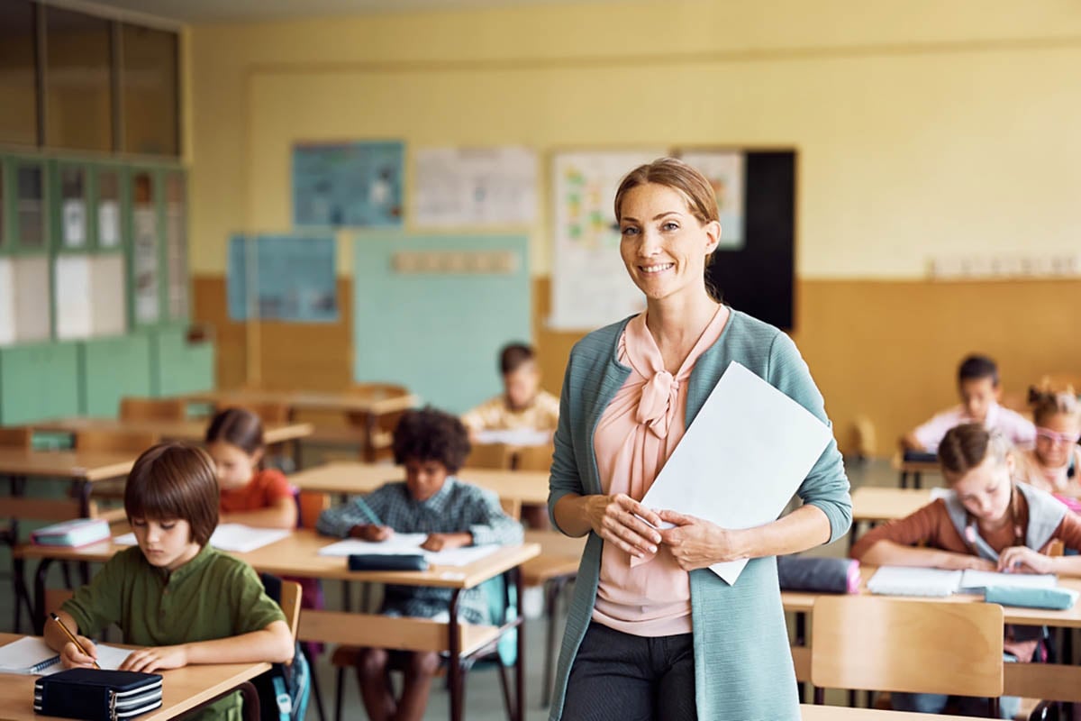 profesor, clase, escuela primaria, estudiantes, pronunciación del inglés americano- teacher, class, elementary school, students, American English pronunciation