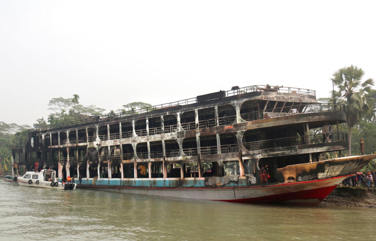Incendio en ferry deja 39 muertos en Bangladesh (FOTOS)