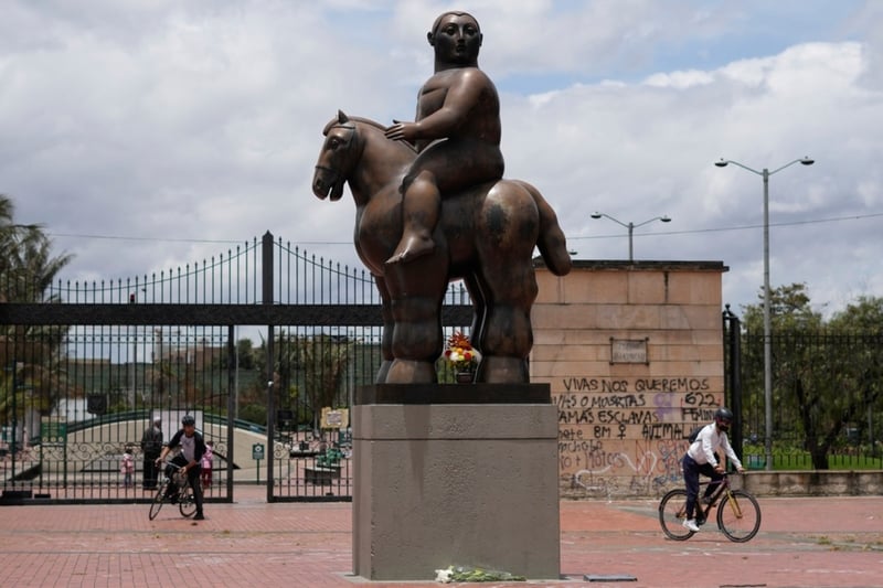 Hombre a caballo, escultura, Parque El Renacimiento, Bogotá, MundoNOW
