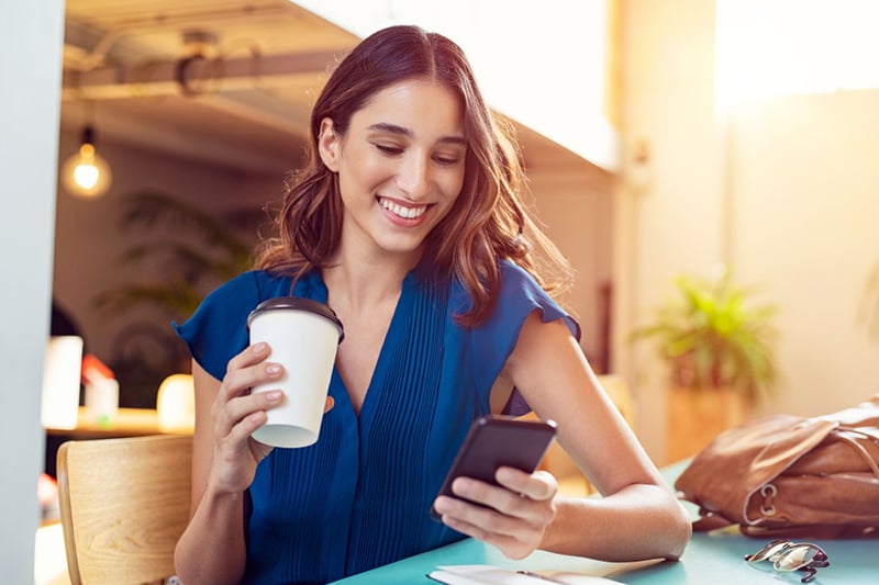 mujer, escribiendo un perfil, café, teléfono inteligente