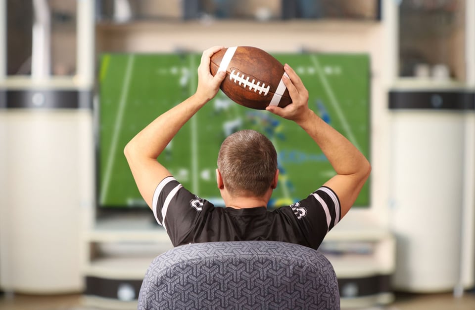 Viendo un juego de futbol americano en la TV