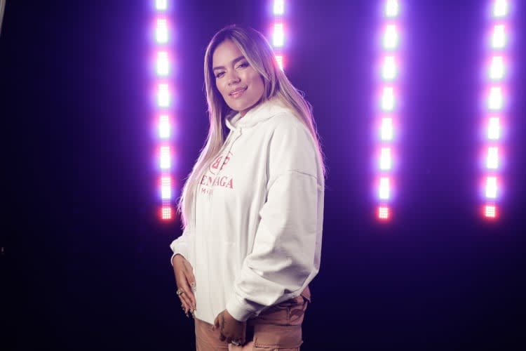 Karol G gets bored with his «jeepeta» and boasts his «makinón»