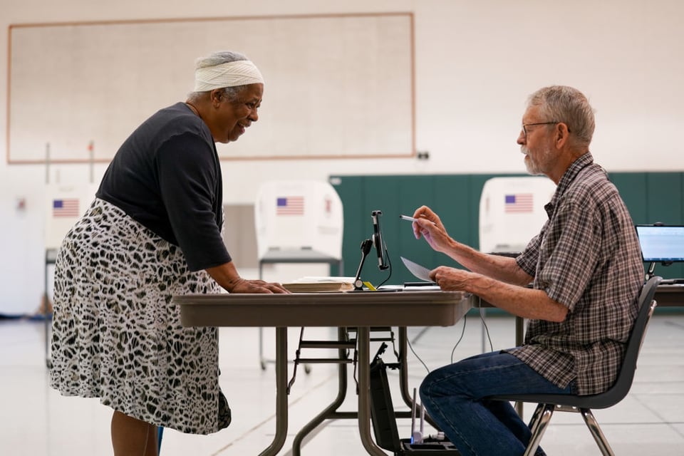 Poll workers, election officials, assistance, help, MundoNOW