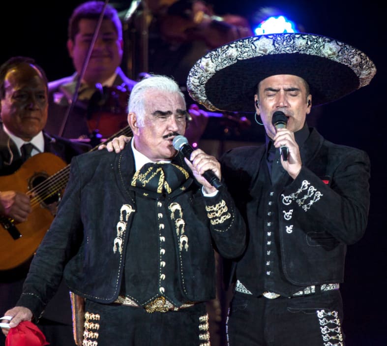 Alejandro Fernández caught on video looking drunk during a concert in palenque (VIDEO)