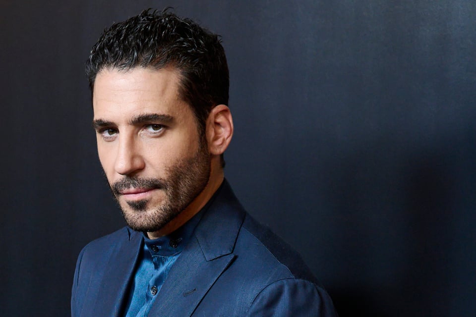Besó apasionadamente a otro actor