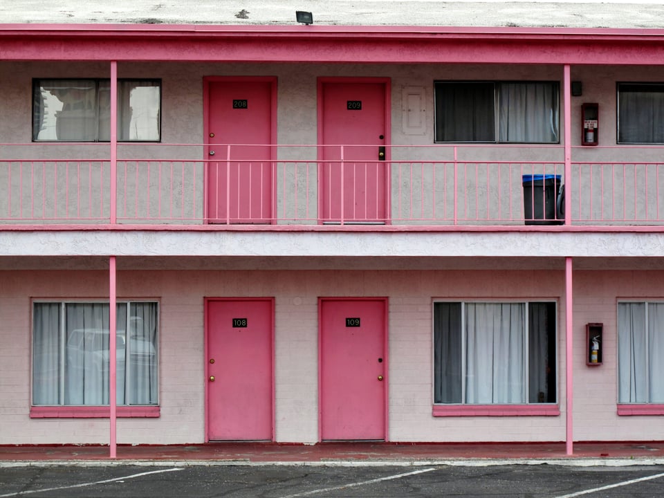 Wife Husband Lover Motel: Comments Split