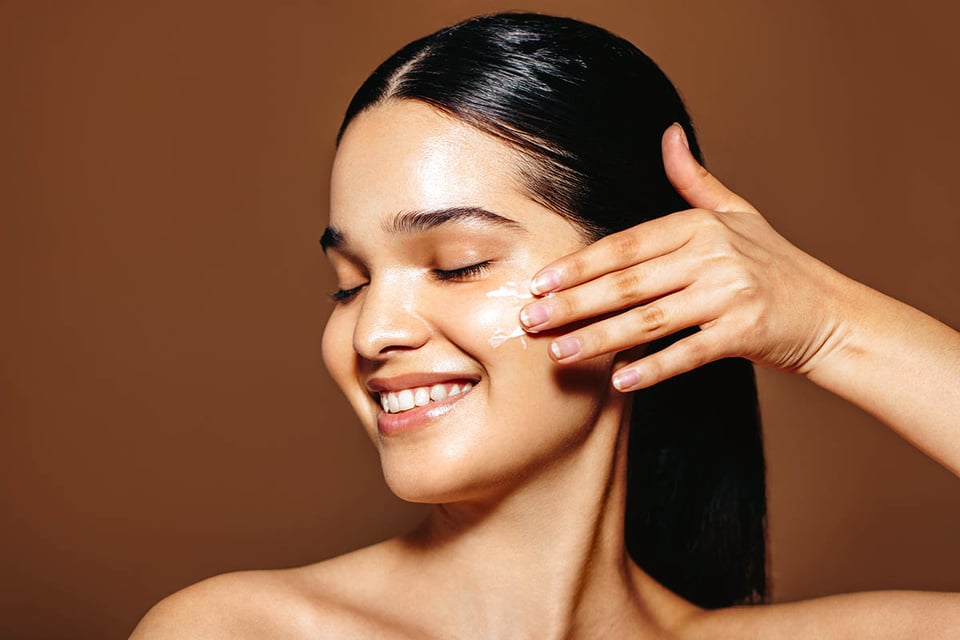 mujer, untar belleza, crema, MundoNOW
