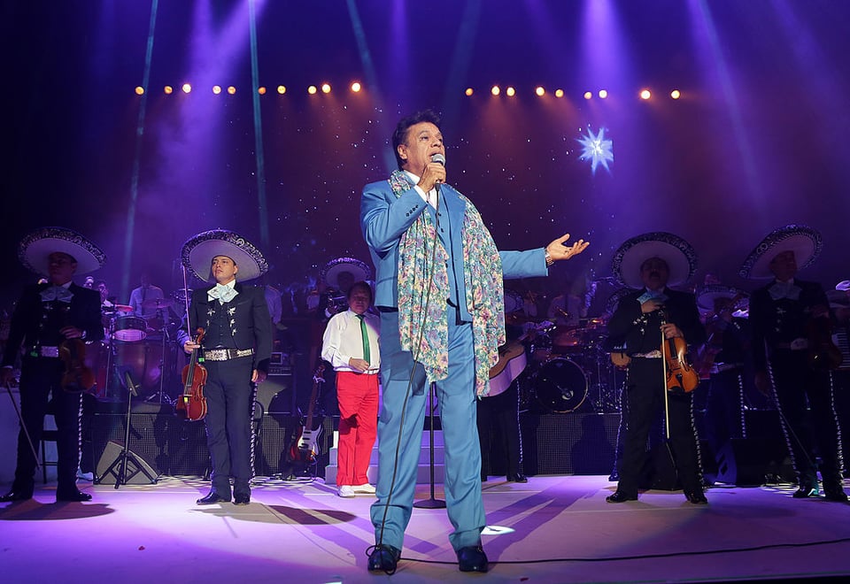Juan Gabriel revive y estrena nueva música