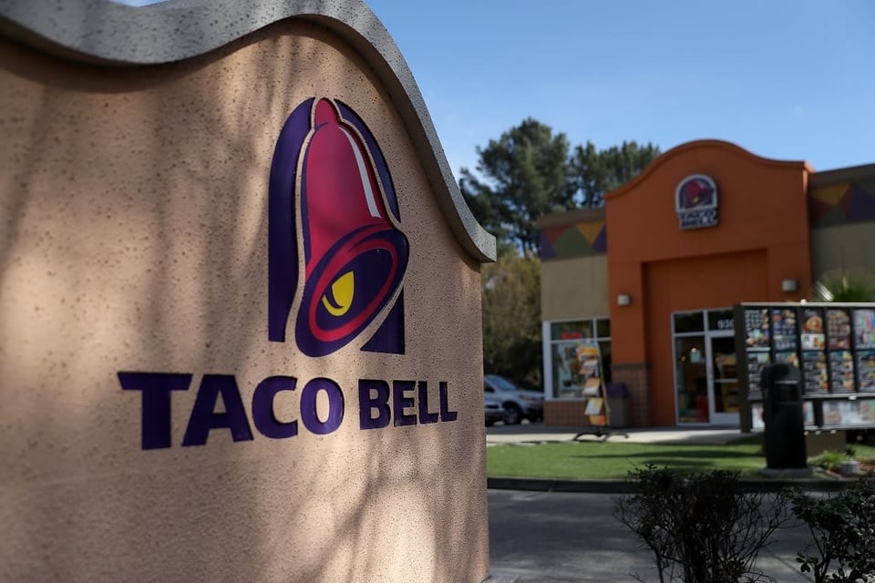Taco Bell Employee, fast food, restaurant, discrimination, MundoNOW