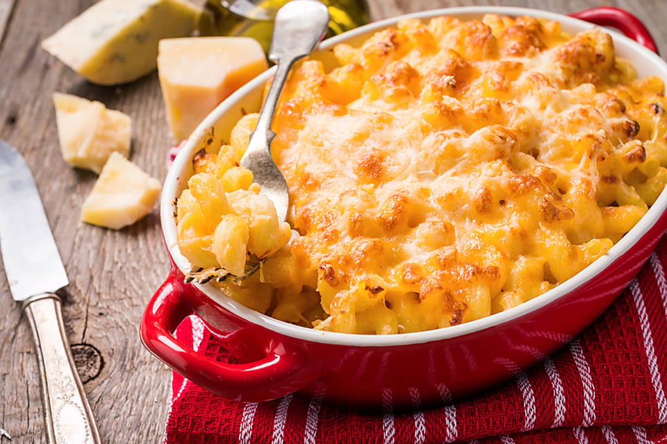 comidas reconfortantes saludables, macarrones con queso, cena, almuerzo. mundonow