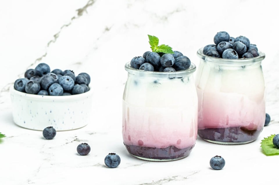 Yogur griego, fruta, parfait, arándanos, desayuno