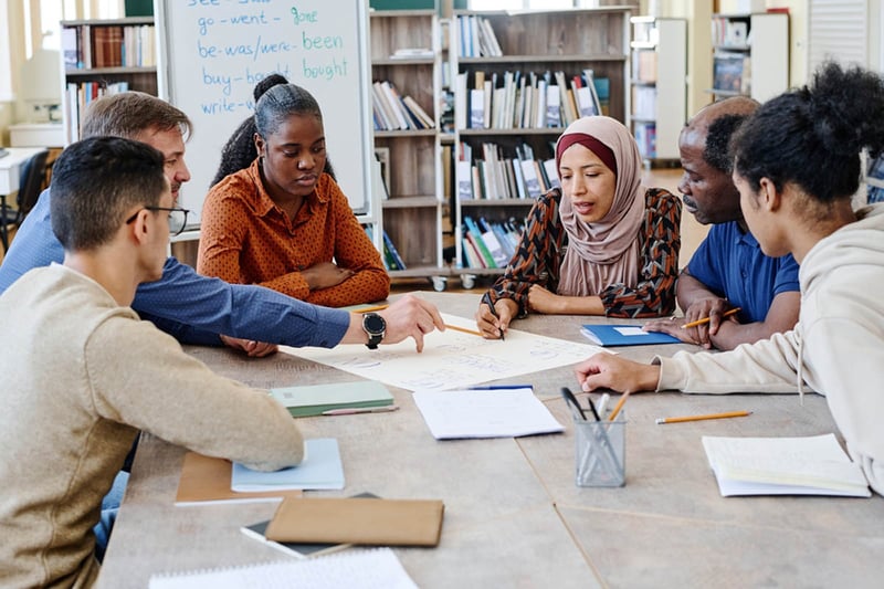 Grupo de estudiantes multiétnicos, Cómo aprender un idioma rápidamente.