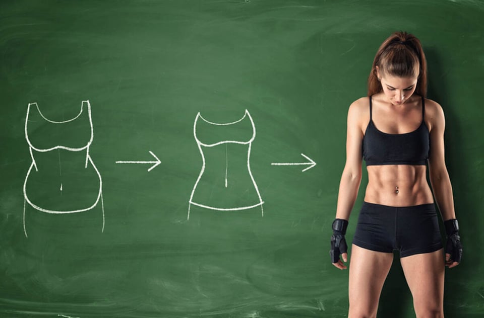 Concepto de cómo cambia el cuerpo de una mujer al perder grasa abdominal, del vientre gordo a la cintura perfecta