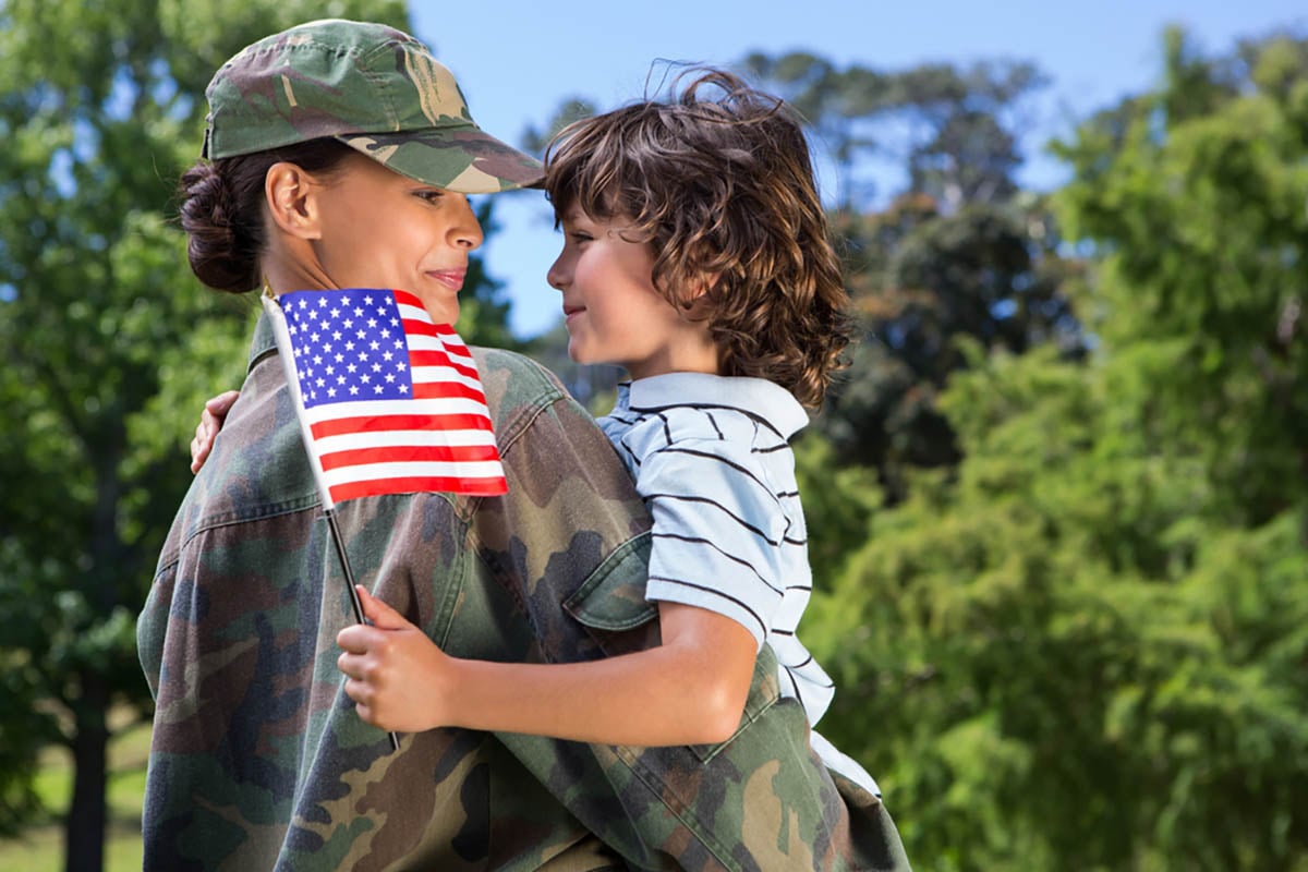 significado Memorial Day, significado del Día de los Caídos, Soldado, mujer, hijo, día soleado, bandera, Memorial Day- Soldier, woman, son, sunny day, flag, Memorial Day