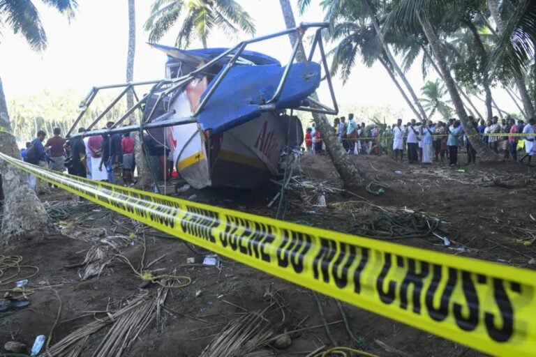 Al menos 22 muertos tras volcarse barco de turistas en la India