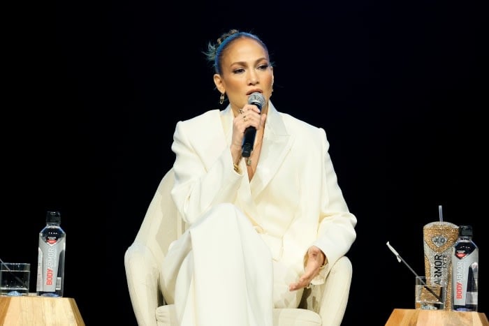 Video of Jennifer López singing at a funeral: Who died?