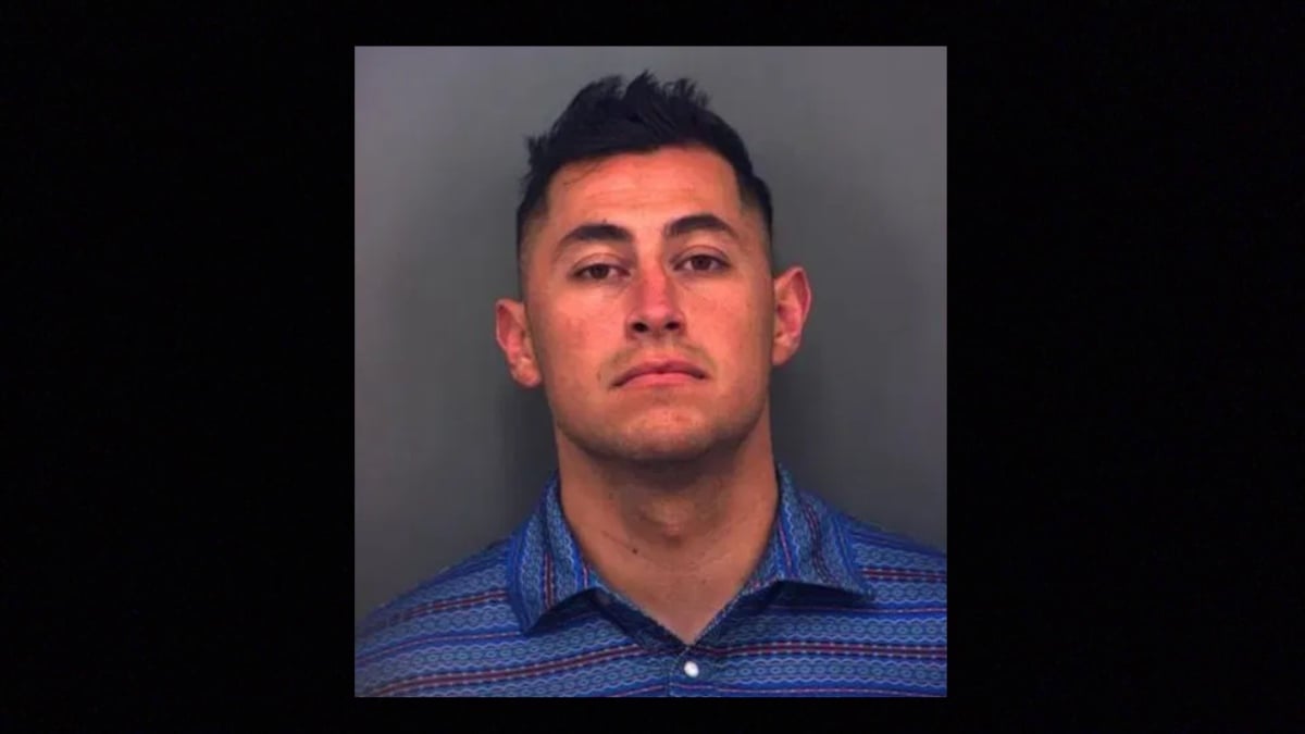 El policía Joshua Anthony Gallardo fue detenido por sus propios compañero en El Paso, Texas, acusado de golpear y ahorcar a su novia tras salir de un bar.