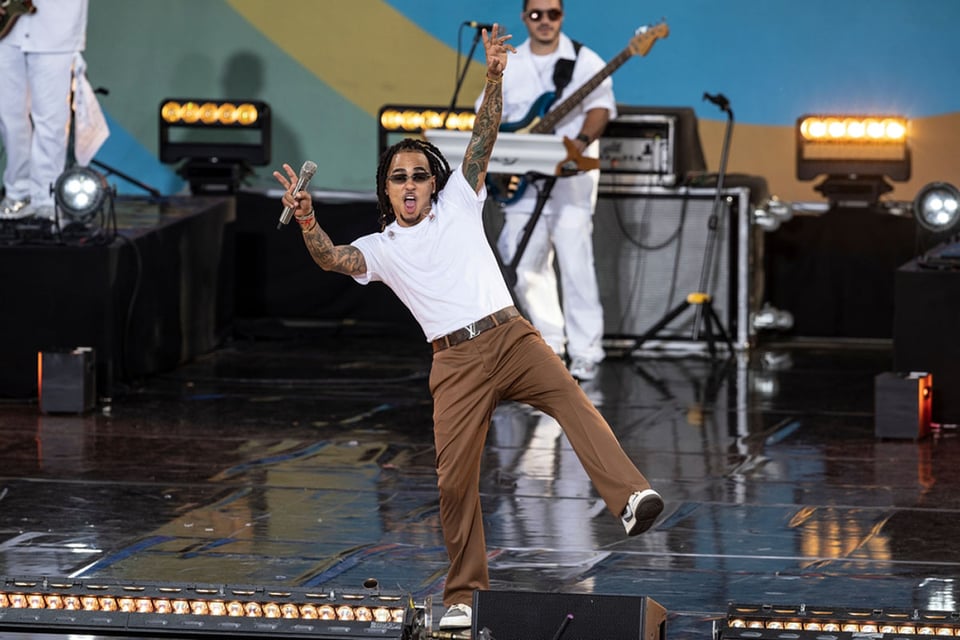 Ozuna brincando en el escenario