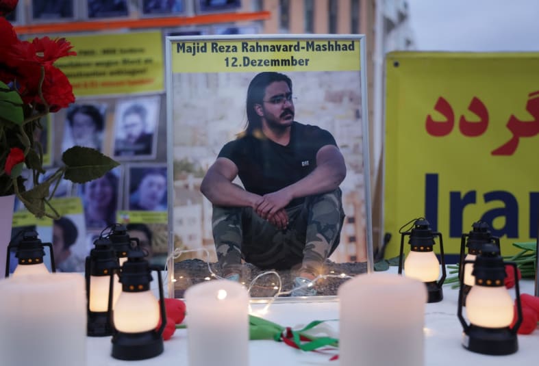 Iran publicly executes a second man linked to protests (PHOTOS)