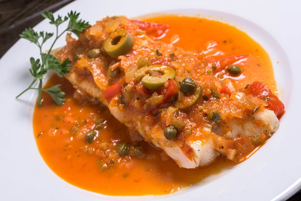 Pescado a la Veracruzana, pescado, filete, cebolla, alcaparras