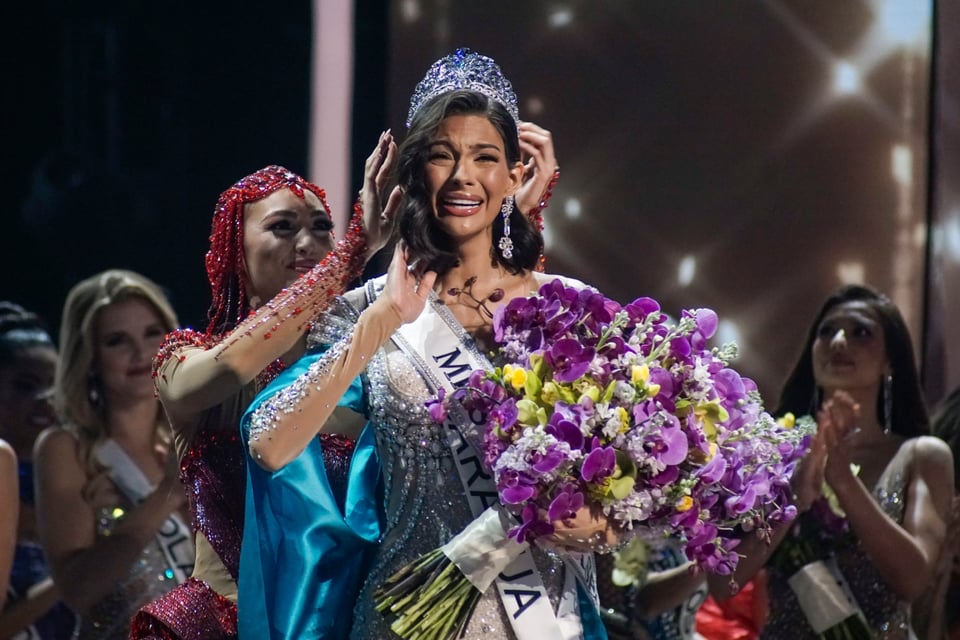 celebrities, entertainment, beauty queen, crown