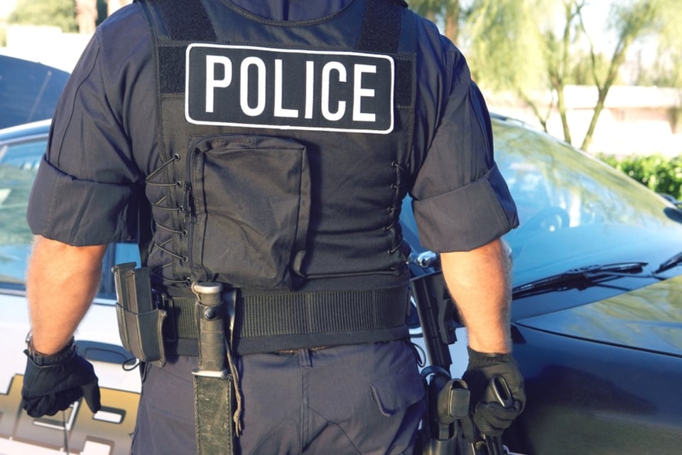 policía, oficial acusado, MundoNow, arrestado, cargos
