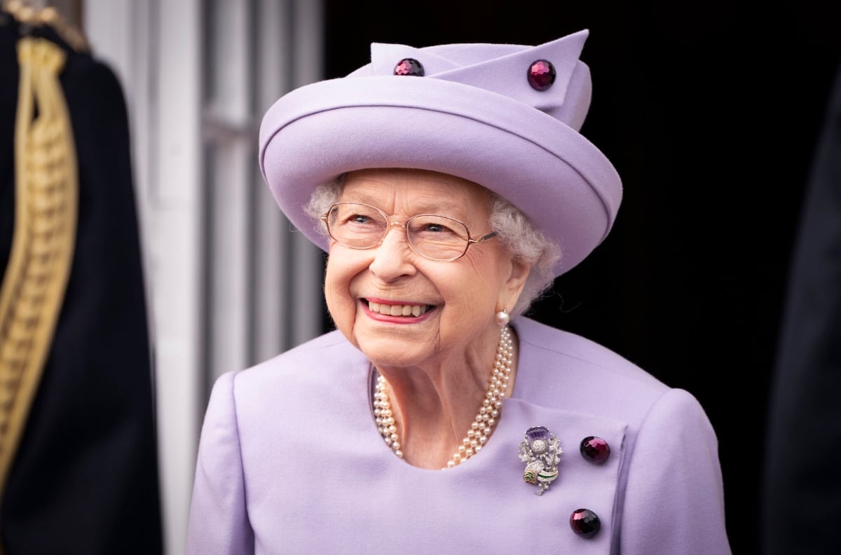 Buckingham Palace reveals first photo of Queen Elizabeth II’s grave (PHOTOS)