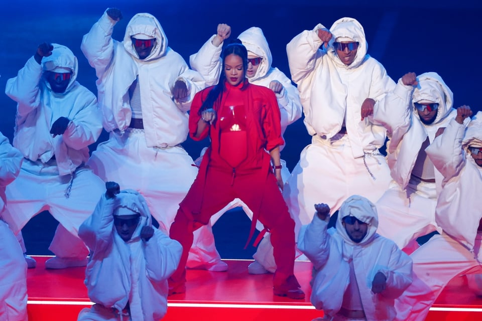 Rihanna hizo seña 'obscena' en show de medio tiempo del Super Bowl LVII