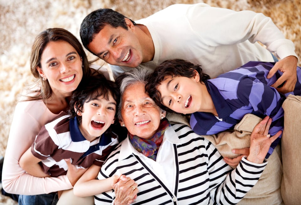 Familia intergeneracional, Hispanos, Latinos, MundoNow, Alegría