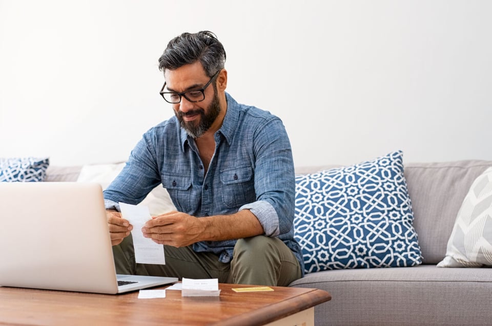 Hombre contando, Facturas, Computadora, MundoNow, Casa