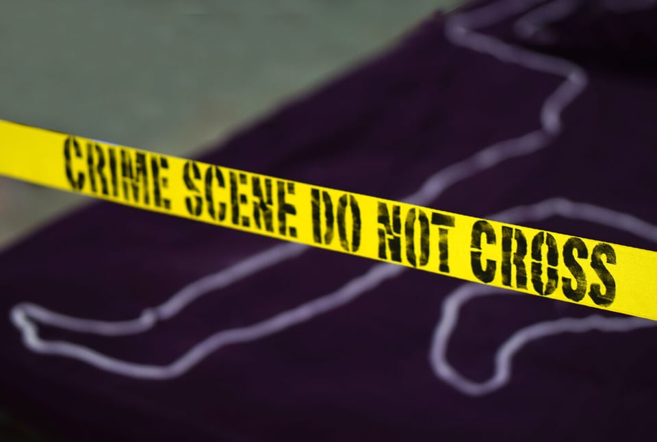 Cinta de escena del crimen y silueta de una persona asesinada al fondo