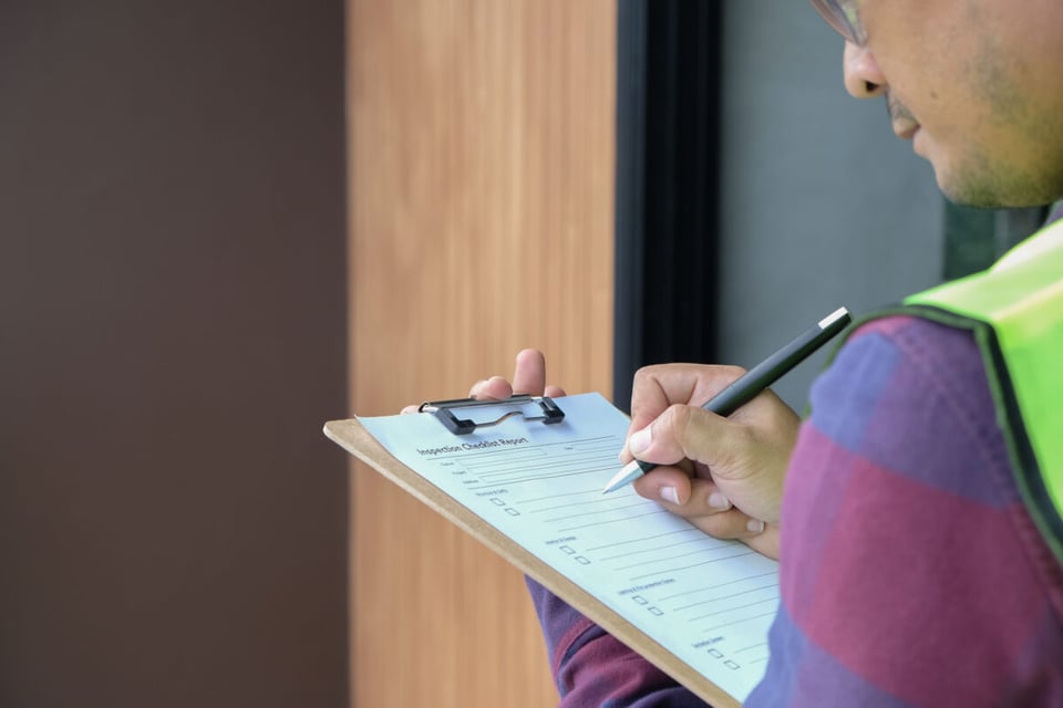 Mujer inspeccionando, Casa, Valoración, MundoNow, Verificación