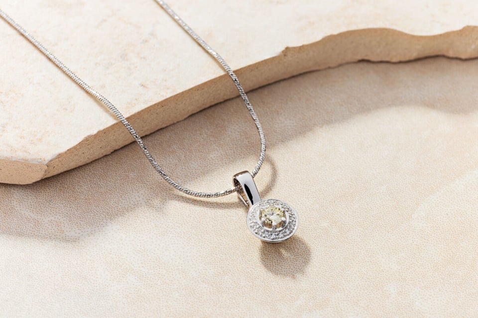 Un collar con joyería