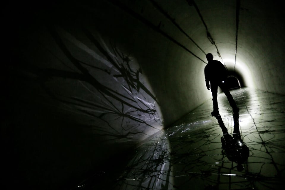 Túnel, Miedo, Silueta, Huella OVNI, MundoNow