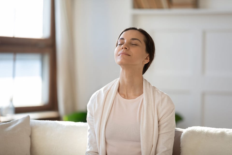 Woman breathing, Anael, Gratitude, MundoNow, Podcast