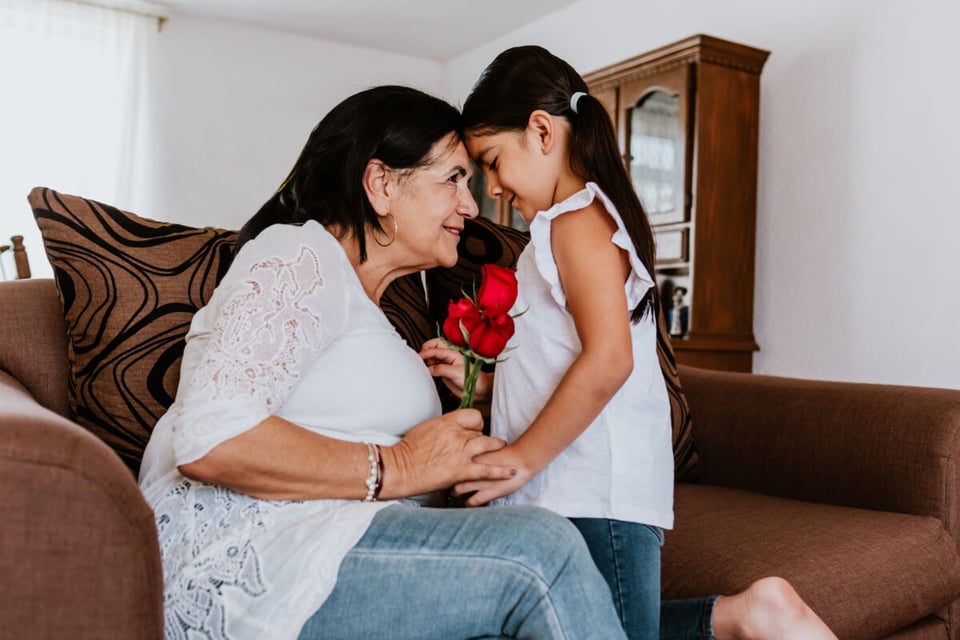 Vivienda intergeneracional, Generaciones, Abuela, Nieta, MundoNow