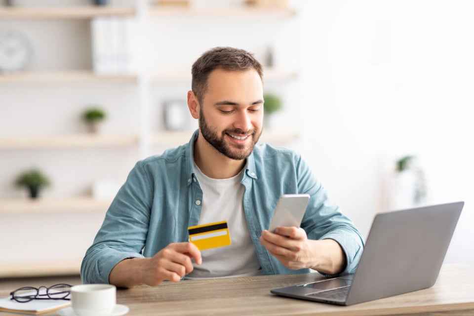 Hombre, Tarjeta de crédito, Celular, Computadora, MundoNow