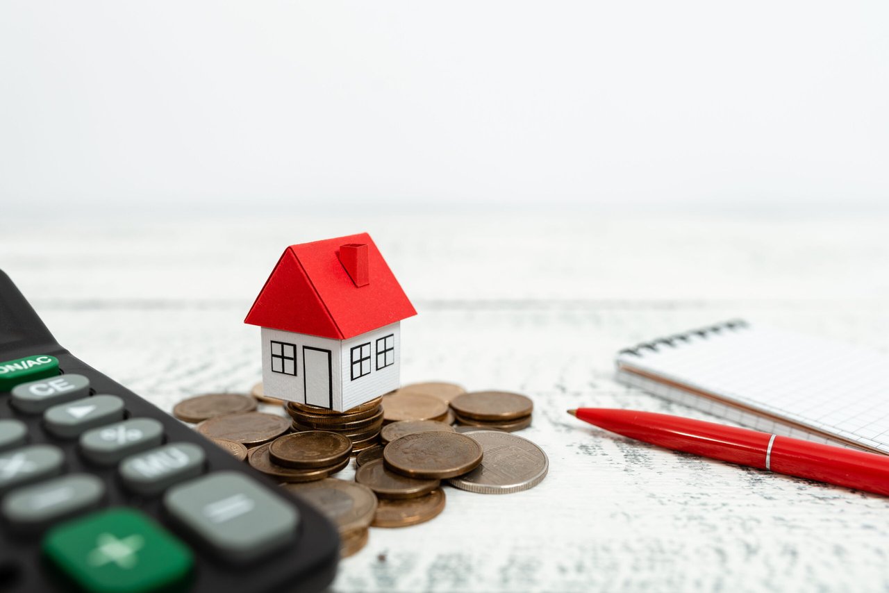 Home budget, Budget for housing, coins, Small house, Calculator, Bills, MundoNow/Presupuesto para vivienda, monedas, Casa pequeña, Calculadora, Facturas, MundoNow