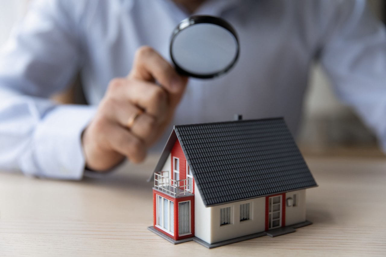 Home inspection, Home inspection, Magnifying glass, Man, MundoNow, Insurance, Inspección de vivienda, Lupa, Hombre, MundoNow, Seguro