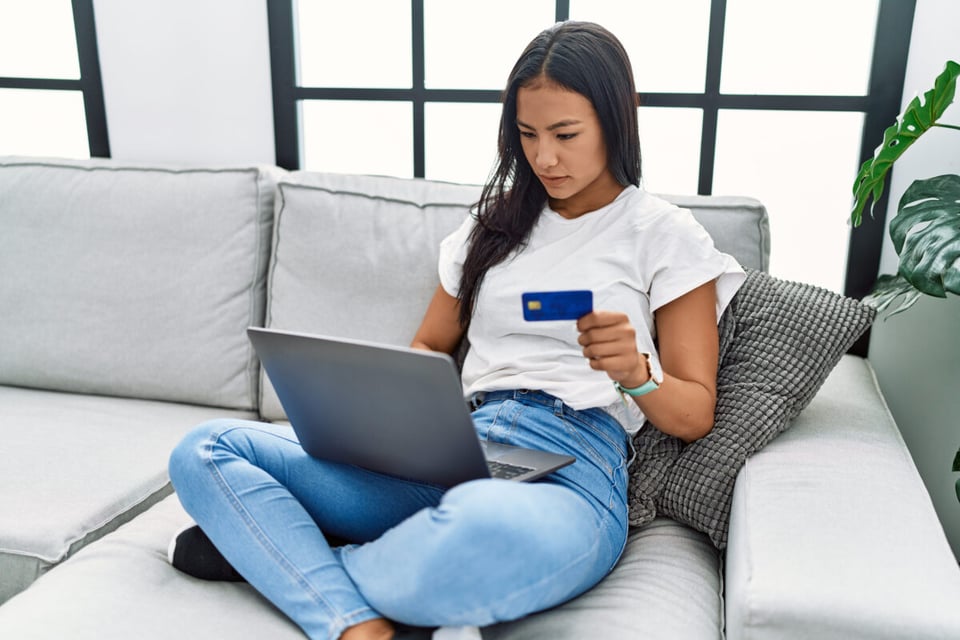 Mujer, Computadora, Tarjeta de crédito, Internet, MundoNow