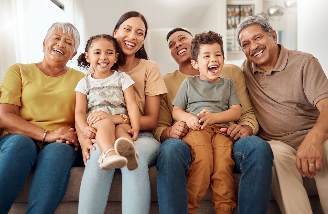 vivienda multigeneracional, familia hispana, Sofá, Juntos, Casa, MundoNow