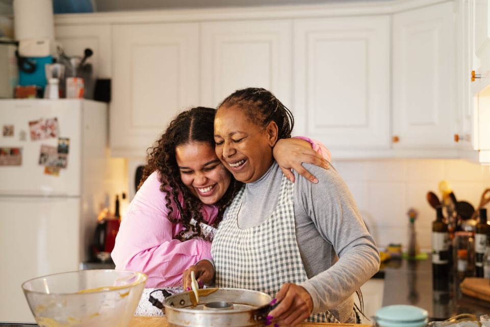 Abuela y nieta, Vivienda generacional, Cocina, Receta, MundoNow