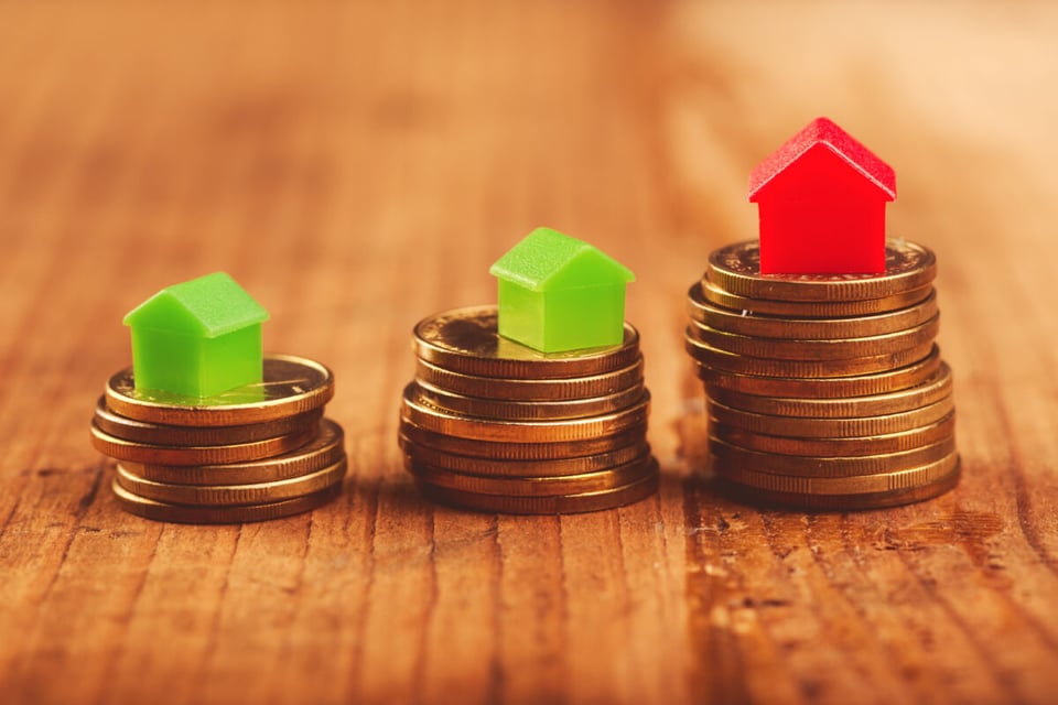 Presupuesto para vivienda, tres casas, Monedas de oro, Ahorros, Hipoteca, MundoNow