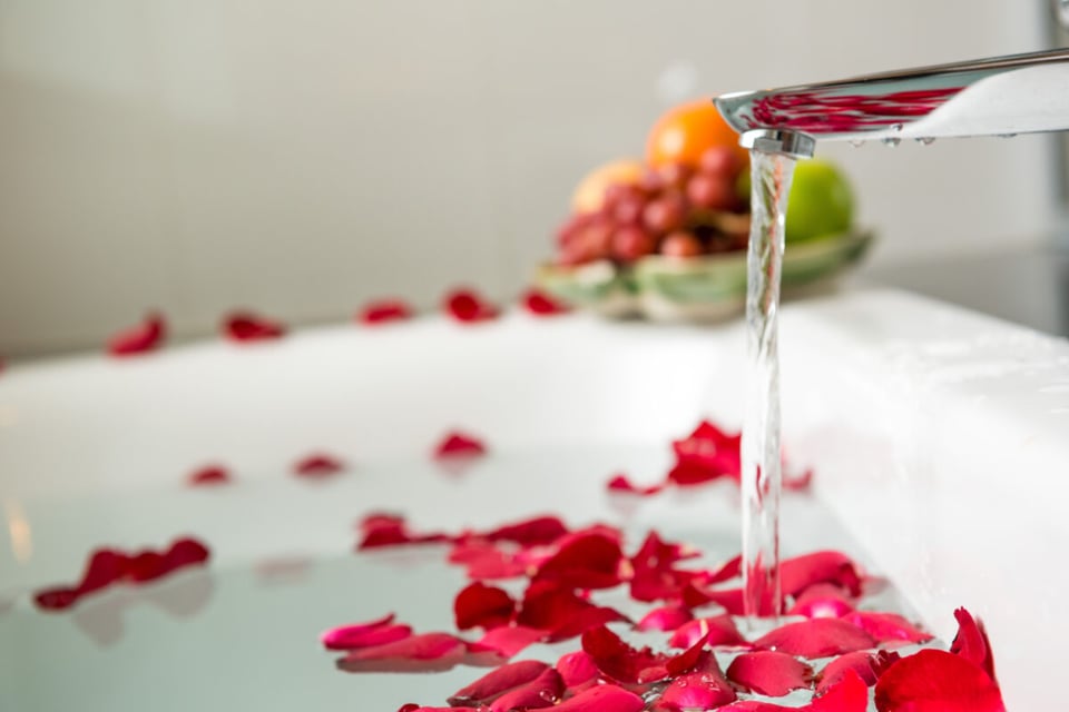 Roses, Petals in bathroom, Ritual, MundoNow, Podcast