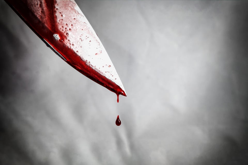 Cuchillo con sangre goteando