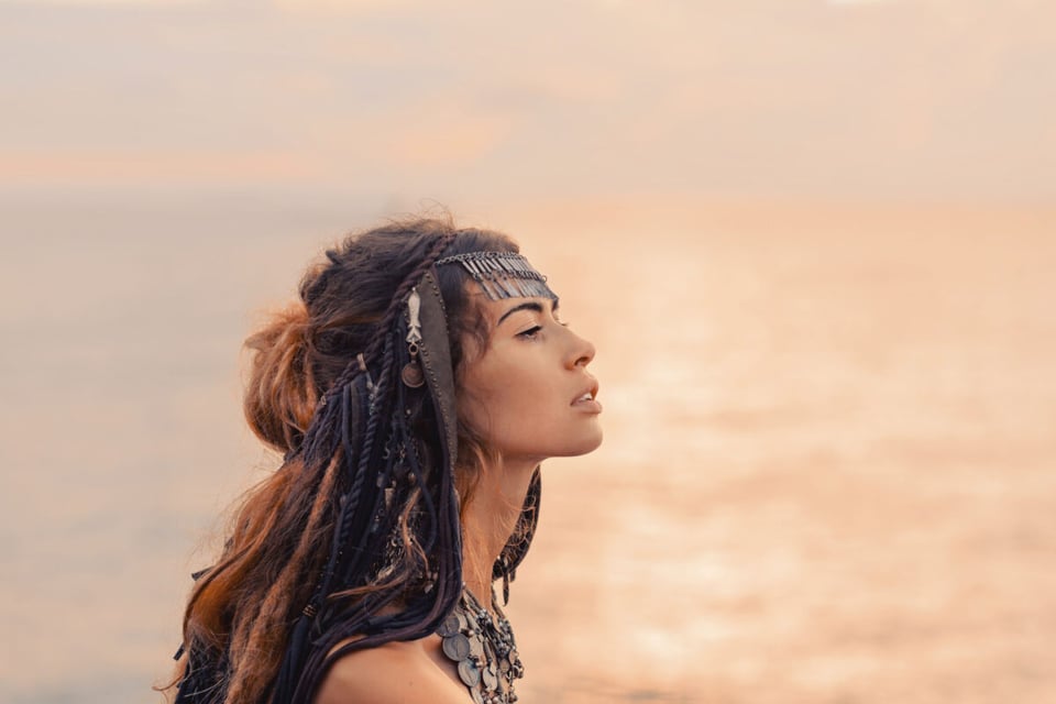 Mujer de tribu, Mar, Atardecer, MundoNow, Podcast