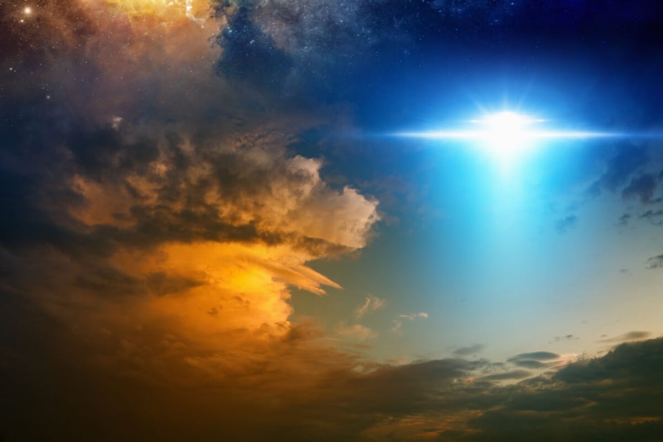 Luz de OVNI en el cielo