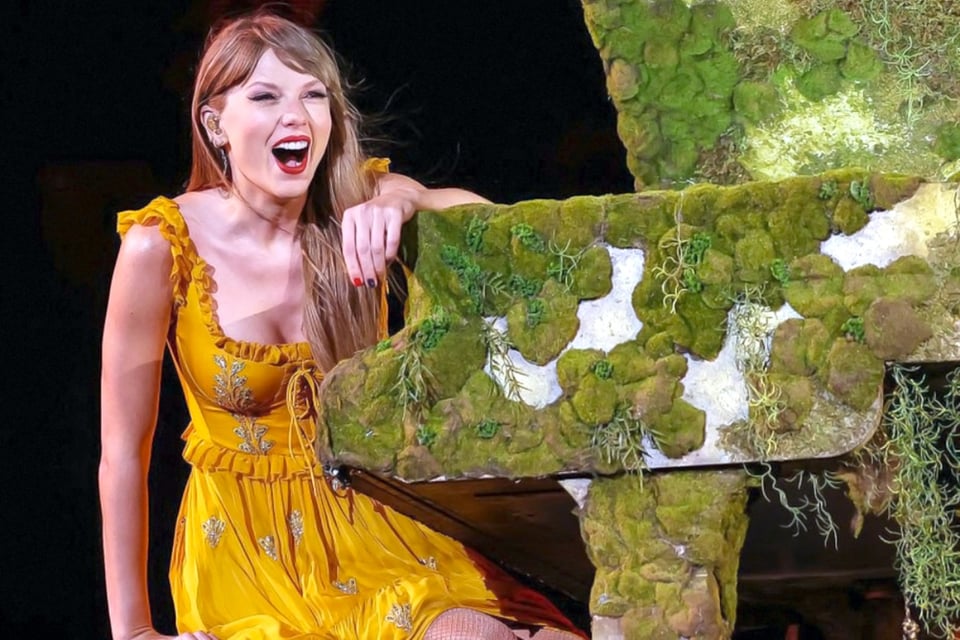 famous, artist, piano, Apple TV