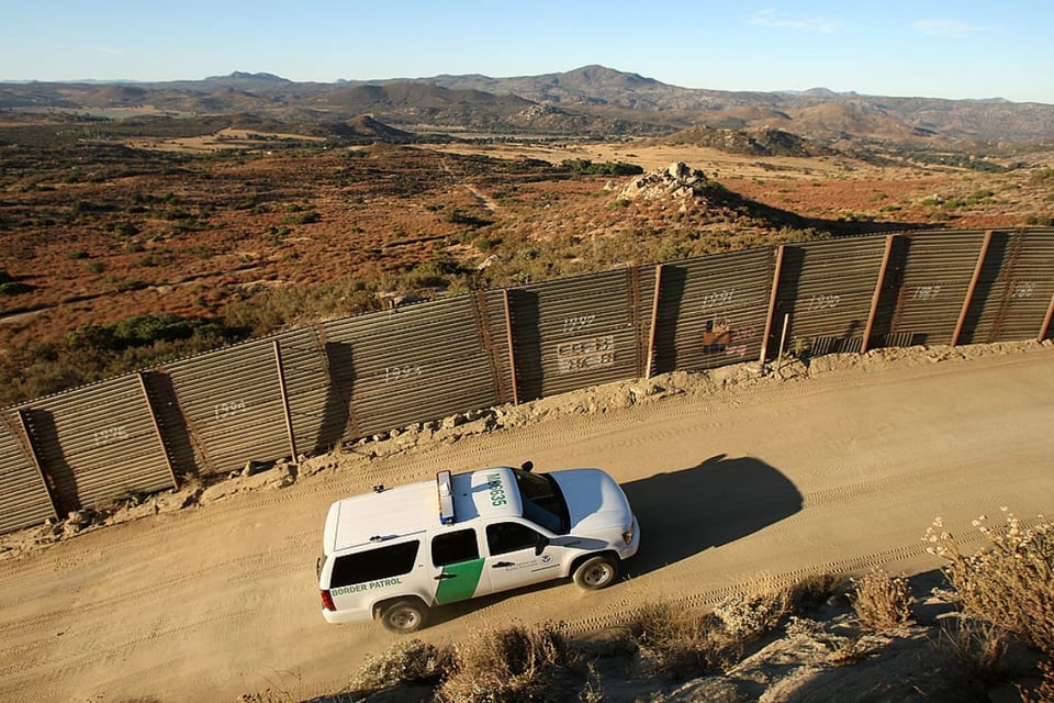 autoridades migratorias, agentes fronterizos, policía, detención, cárcel
